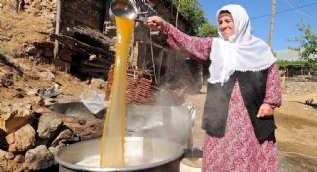 Hiçbir katkı maddesi yok! En az 1 saat kaynatılıp, 4 gün güneşte bekletiliyor