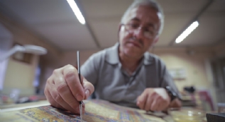 455 yıllık Kur'an-ı Kerim restore ediliyor: Altını balla eziyorum