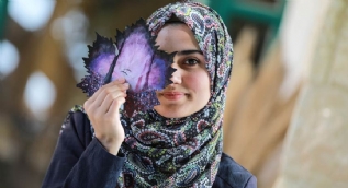 21 yaşındaki Filistinli asma yapraklarını sanat eserine dönüştürüyor