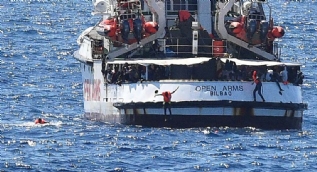 Yürek burkan görüntü... Çaresizlikten denize böyle atladılar