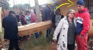 Kendi cenazesinde ortaya çıkınca herkes korku içinde kaldı