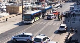Fransa'da bir araç otobüs durağına daldı