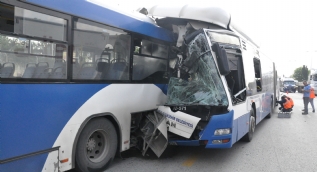 Belediye otobüsleri birbirine girdi