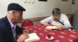 Bu mekanda kitap okuyana çay bedava