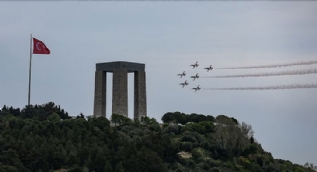 'Türk Yıldızları' Şehitler Abidesi semalarında