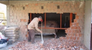 Binaya 'hapsettiği' otomobilini 37 yıl sonra çıkardı
