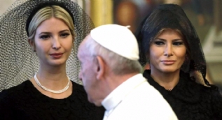 Melania Trump Vatikan'da başını örttü