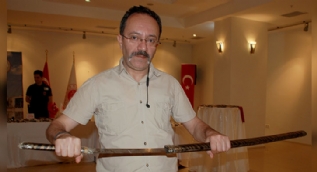 Adliyeye samuray kılıcıyla girmeye çalışmışlar