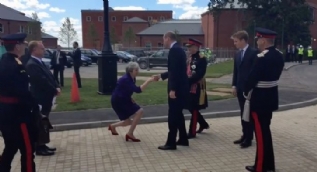 Theresa May iki büklüm oldu