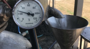 Kokusu ve rengiyle büyülüyor.. Litresi 70 ile 120 avro arasında
