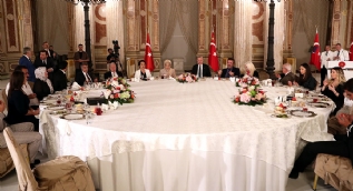 Başkan Erdoğan, sanatçı ve sporcularla iftarda bir araya geldi