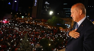 Cumhurbaşkanı Erdoğan balkon konuşması yaptı