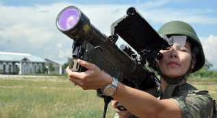 Kadın komutanlar sınırda kuş uçurtmuyor