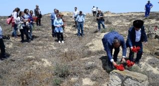 Azerbaycan'daki 'Nargin Adası' şehitleri unutulmadı, ilk kez resmi ziyaretle anıldılar