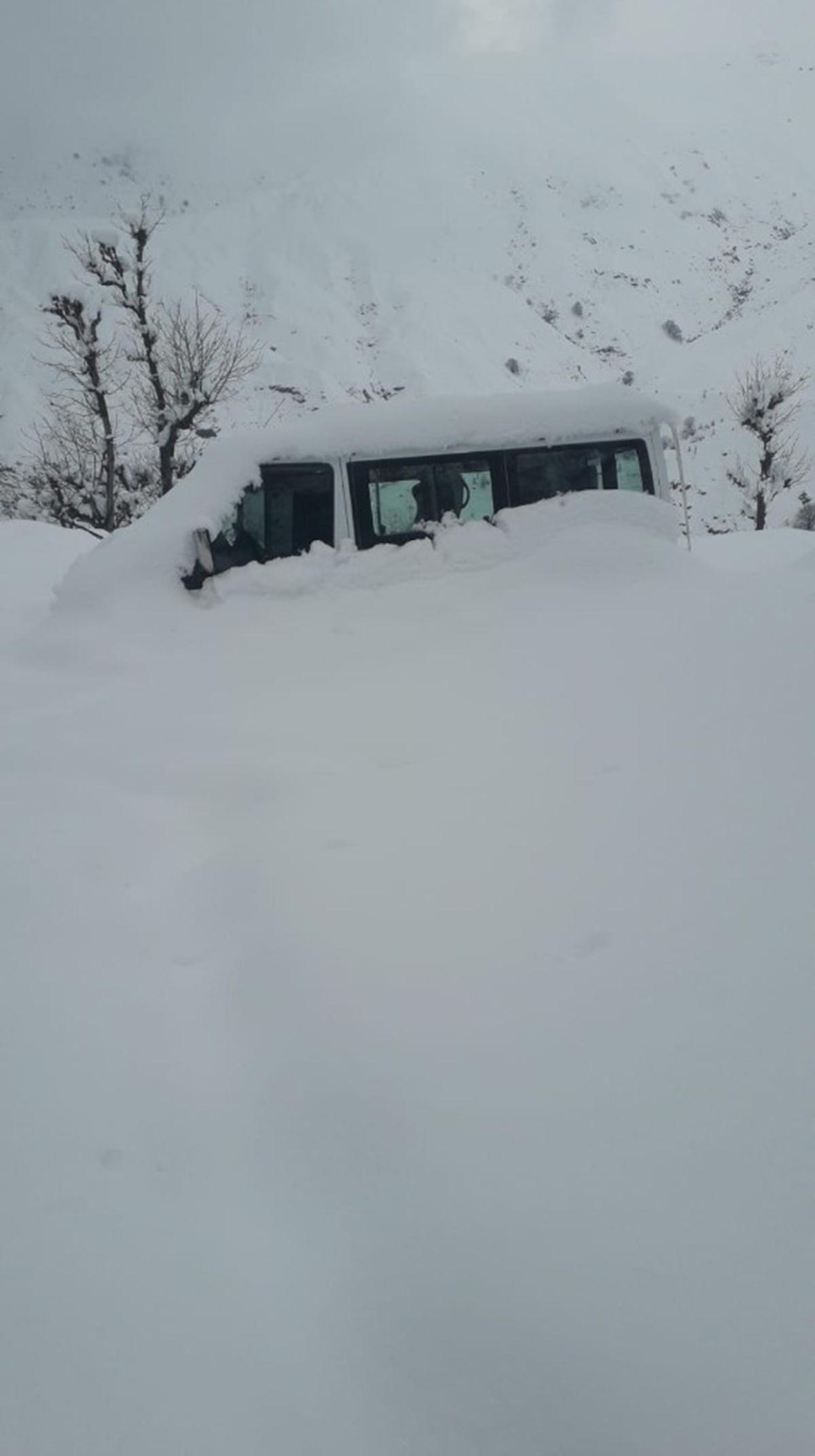 oun kar ya nedeni ile evinden kamayan Adukun aracnn bulunduu blge, ekiplerin 2 gnlk almas sonucu kardan temizlendi. 