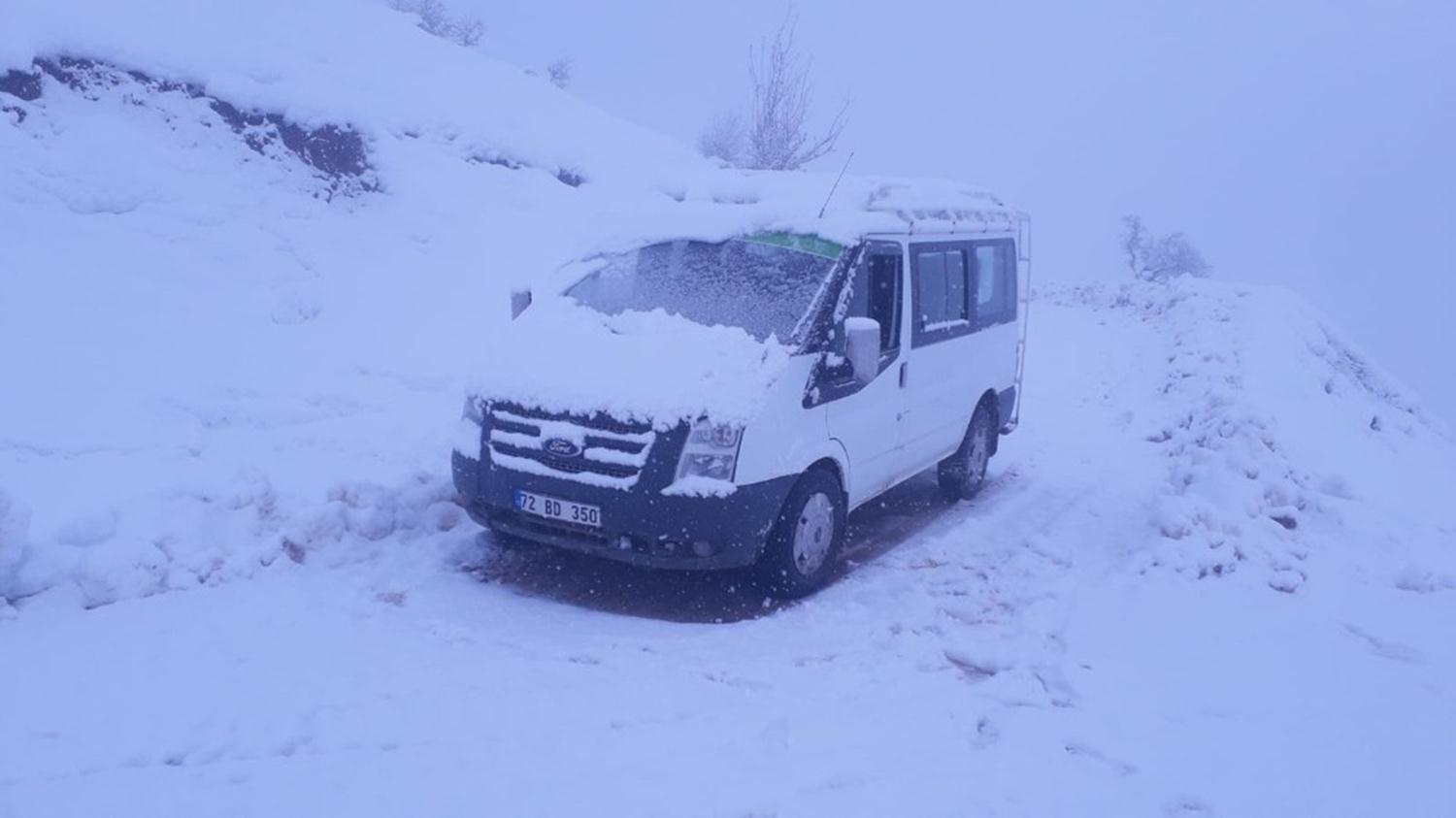 Kar kalnlnn 1 metreyi at renal ky Kayadibi mezraasnda, youn ya nedeni ile minibs kara gmlen Gyasettin Adukun imdadna le zel dare ekipleri yetiti. 