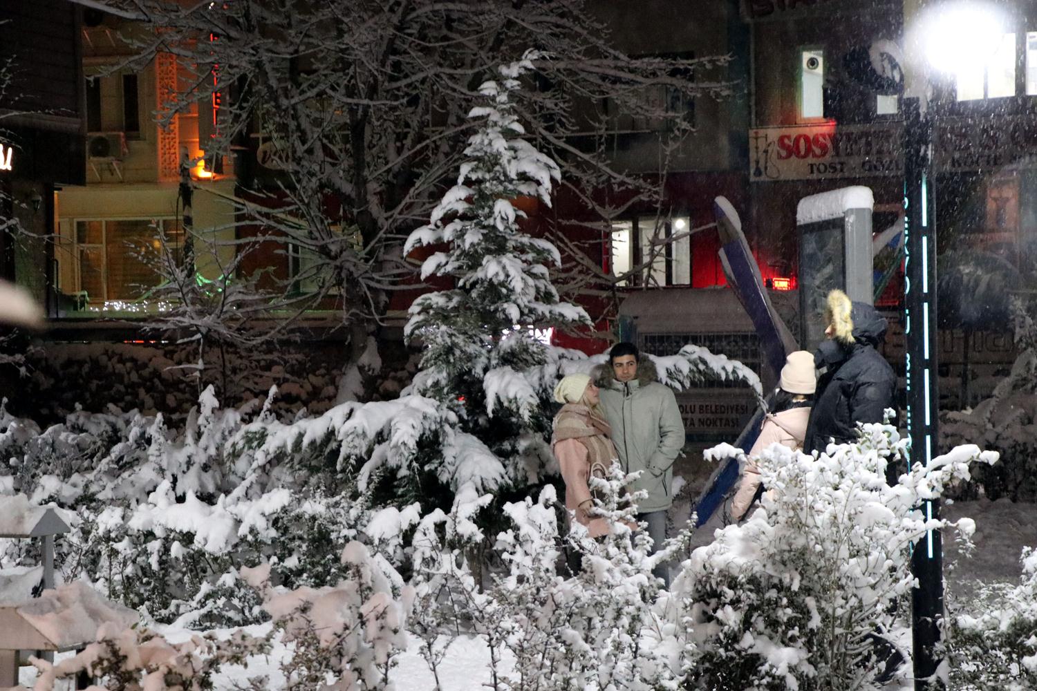 Ylba tatili iin kente gelen ranl turistler ise kartpostallk grntlerin olutuu parklarda cep telefonlar ile selfie ekip, o anlar kaydetti.