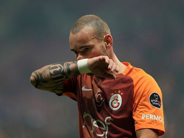                                                                 Wesley Sneijder - Galatasaray - 7.5 Milyon Euro <br><br> Galatasaray, 2012-2013 k�� transfer d�neminde '�ilek transferleri' ile ad�ndan s�z ettirmi�ti. Ayn� transfer d�neminde Fildi�ili y�ld�z oyuncu Didier Drogba'y� transfer eden Galatasaray, �talya'da Inter formas� giyen Hollandal� y�ld�z oyuncu Wesley Sneijder'i de renklerine ba�lam��t�. Hollandal� y�ld�z futbolcu, ��kt��� 124 S�per Lig ma��nda 35 gol at�p, 32 asistlik bir performans sergilemi�ti.                                                       