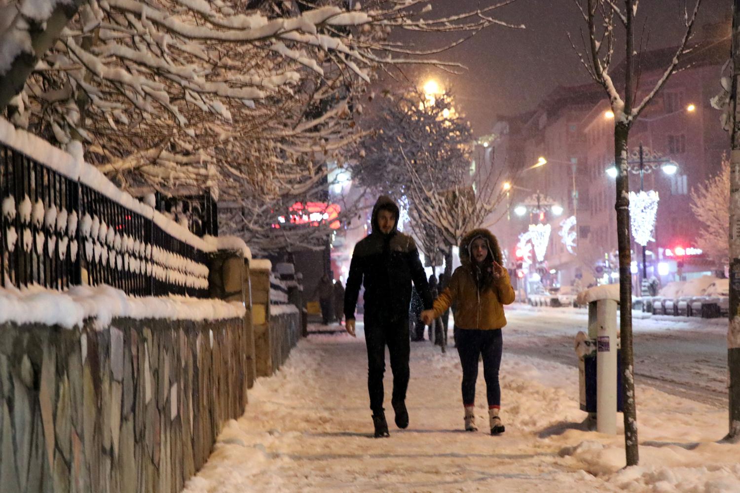 Van kent merkezinde akam saatlerinde kar ya etkili oldu. Aniden yaan kar ya vatandalar mutlu etti. 