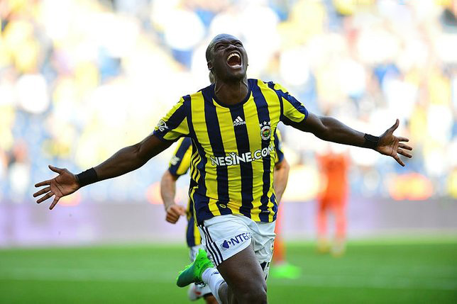                                                                 Moussa Sow - Fenerbah�e - 10 Milyon Euro <br><br> Fransa'da Lille formas� giyen Moussa Sow, 2011-2012 sezonunun k�� transfer d�neminde ad�ndan s�z ettiren transferlerinden biri oldu. Senegalli futbolcu, Fenerbah�e formas� alt�nda 131 S�per Lig ma��nda g�rev al�rken, 63 gol, 19 asist performans� g�sterdi. Sow, att��� r�va�ata golleri ile Fenerbah�e taraftarlar�n�n g�zdesi olmu�tu.                                                       