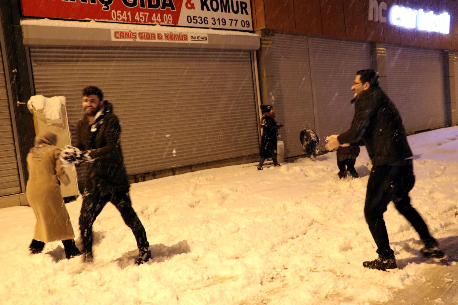 Karn keyfini kartmak isteyen aileler, ocuklaryla birlikte dar kp, kartopu oynad. Baz kiiler de yaptklar kardan adamn yannda hatra fotoraf ektirdi. 