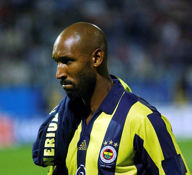                                                                 Nicolas Anelka - Fenerbah�e - 10.7 Milyon Euro <br><br> 2004/2005 sezonunun k�� transfer d�neminde Fenerbah�e, Nicolas Anelka'y� Premier Lig tak�mlar�ndan Manchester City'den transfer ederek b�y�k bir s�kse yaratm��t�. Frans�z futbolcu Fenerbah�e formas�n� 2006/2007 sezonuna kadar giyerken, ��kt��� 25 S�per Lig ma��nda 10 gol at�p, 5 asistlik katk� sa�lam��t�. Fenerbah�e o sezon S�per Lig'i 2. s�rada bitirmi�ti.                                                       