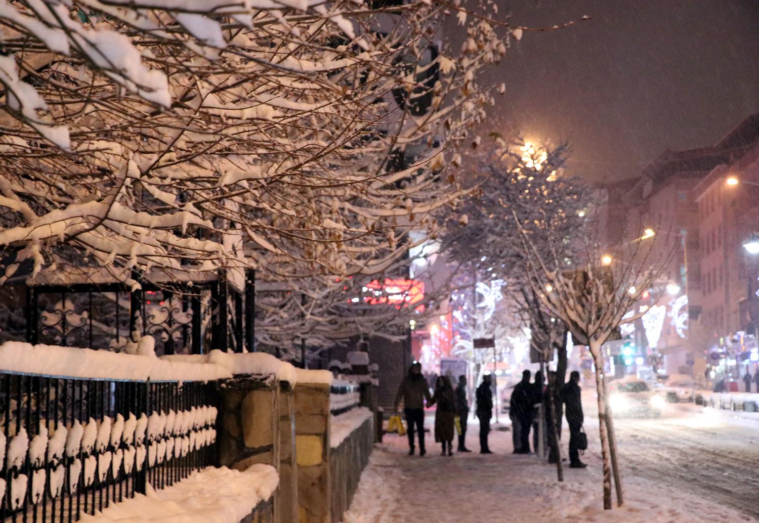 Kar kalnlnn 5 santimetreye ulat kentte, yollarn kapanmamas iin Bykehir Belediyesi'ne bal i makineleri gece ge saatlere kadar kar temizleme almas yapt.