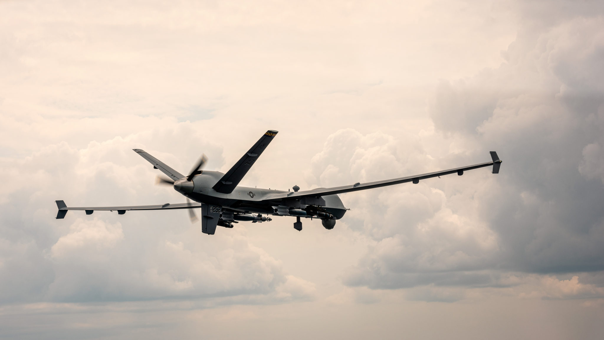 Yer istasyonunda 2 ki�i taraf�ndan kontrol edilen �HA'n�n uzunlu�u 11 metre, kanat a��kl���, 20 metre ve y�ksekli�i 3,81 metredir.