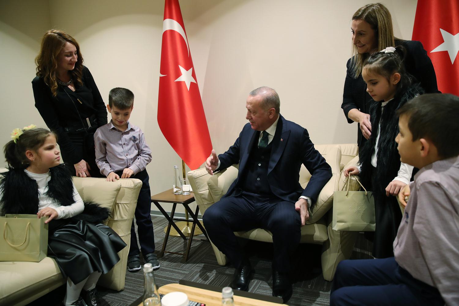 Yazdıkları mektupları Cumhurbaşkanı Erdoğan'a takdim eden öğrenciler, 'Yüreğimin Gözleri' ve 'Sen engelli olsaydın' şiirlerini okudu.