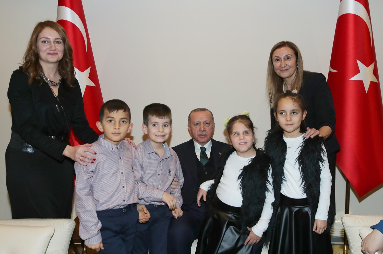 Cumhurbaşkanı Erdoğan'ın da öğrencilere, görme engelliler için hazırlanan özel saatlerden hediye ettiği öğrenildi.