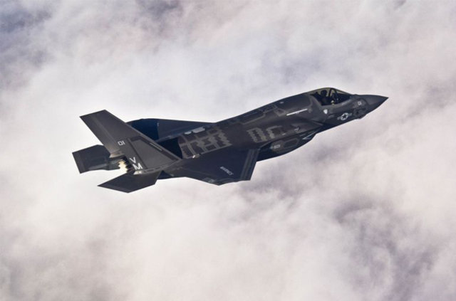 Ksa kalk ve dikey ini (STOVL) yapabilen F-35B, ksa pistlerden kalk yapabiliyor ve helikopter gibi ini gerekletirebiliyor. Uak gemileri iin tasarlanm versiyon (CV) F-35C ise helikopterler gibi olduu yerden ykselerek kalk yapp ve ayn ekilde inebiliyor..