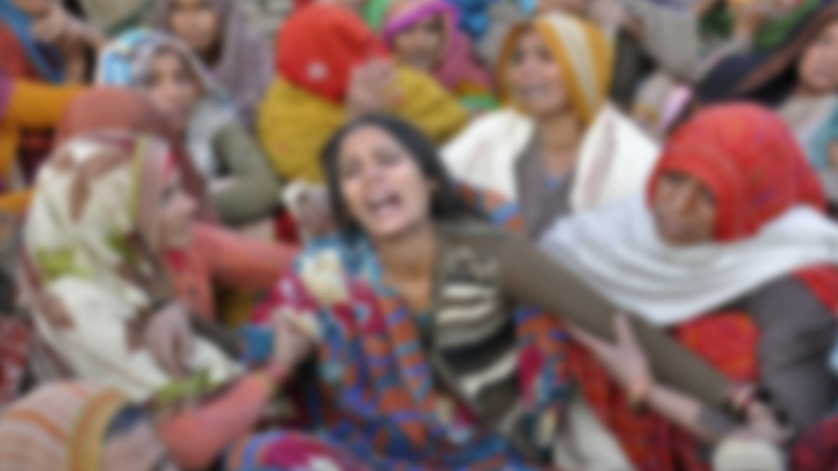 Birdenbire gzlerini aan kadn merasimin ortasnda kalkp herkesi akna evirdi.