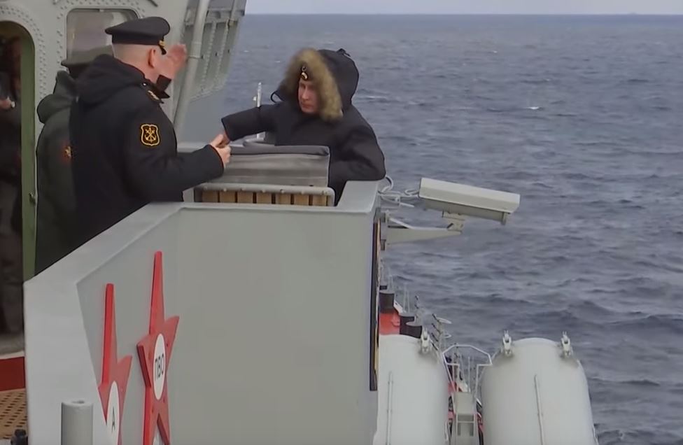 Rusya Devlet Ba�kan� Vladimir Putin, 1 Mart 2018'de tan�tt��� ve 'yenilmez' dedi�i f�zelerin ba��nda Kinjal geliyordu.