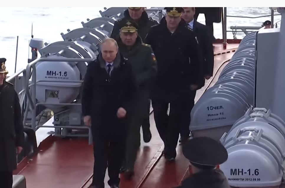 PUT�N B�ZZAT KATILDI <br>  Tatbikat� Mare�al Ustinov f�ze kruvaz�r�nden y�neten Rusya Devlet Ba�kan� Vladimir Putin de tatbikatlara kat�ld�. 