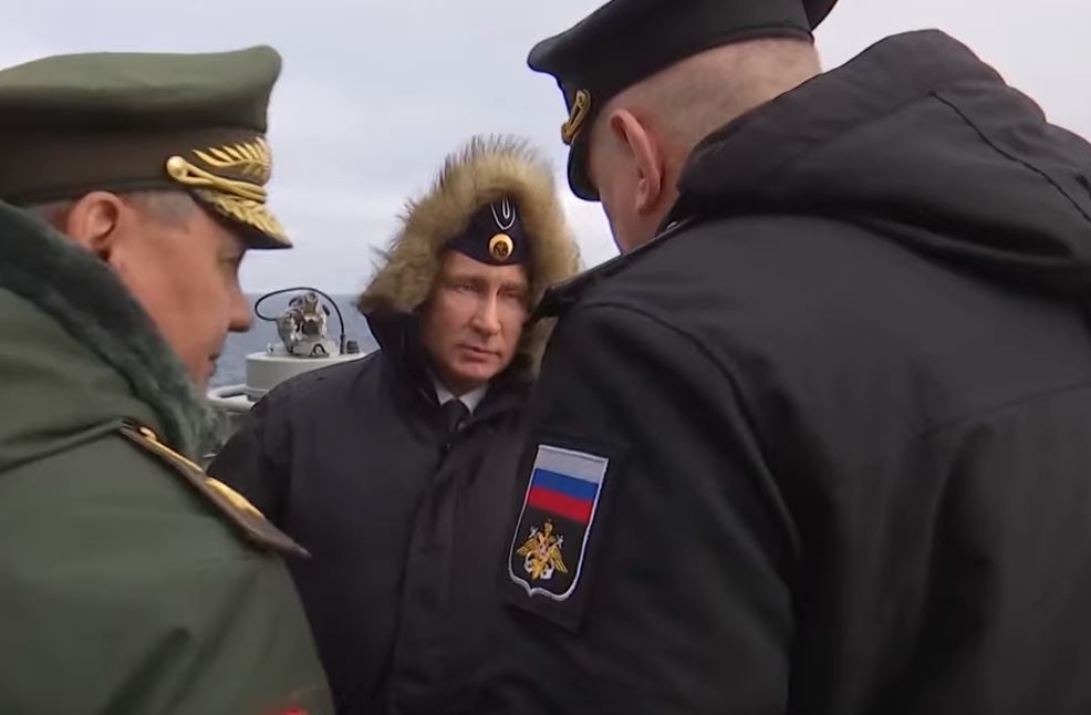 Donanmanın sürdürülmesi ve iyileştirilmesinin Rusya için çok önemli olduğunu belirten Putin, Moskova'nın Donanmanın modern modern savaş araçları talebini karşıladığını söyledi.