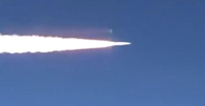 SESTEN 10 KAT HIZLI <br>  Sava� u�aklar�na entegre edilen f�ze, istenilen y�kseklikten b�rak�ld�ktan sonra, sahip oldu�u kat� yak�tl� motoru sayesinde hedefine do�ru ilerliyor.