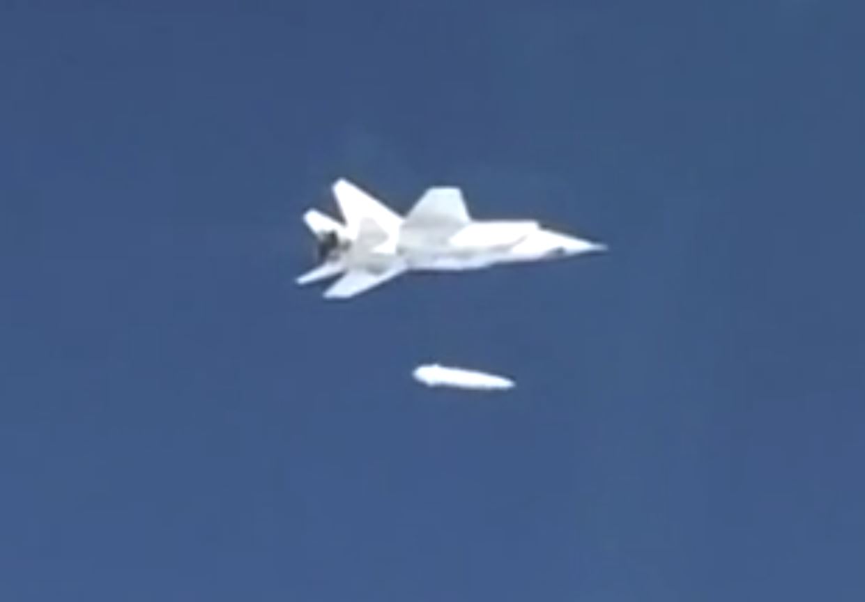 Rusya Savunma Bakanl���, MiG-31K sava� u�a��ndan f�rlat�lan hipersonik Kinjal f�zesine ait g�r�nt�leri kamuoyuyla payla�t�. 