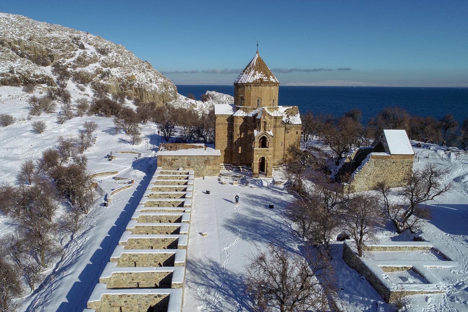 ''Beyaz gelinlii'' giyen Akdamar Adas ziyaretçileri büyülüyor