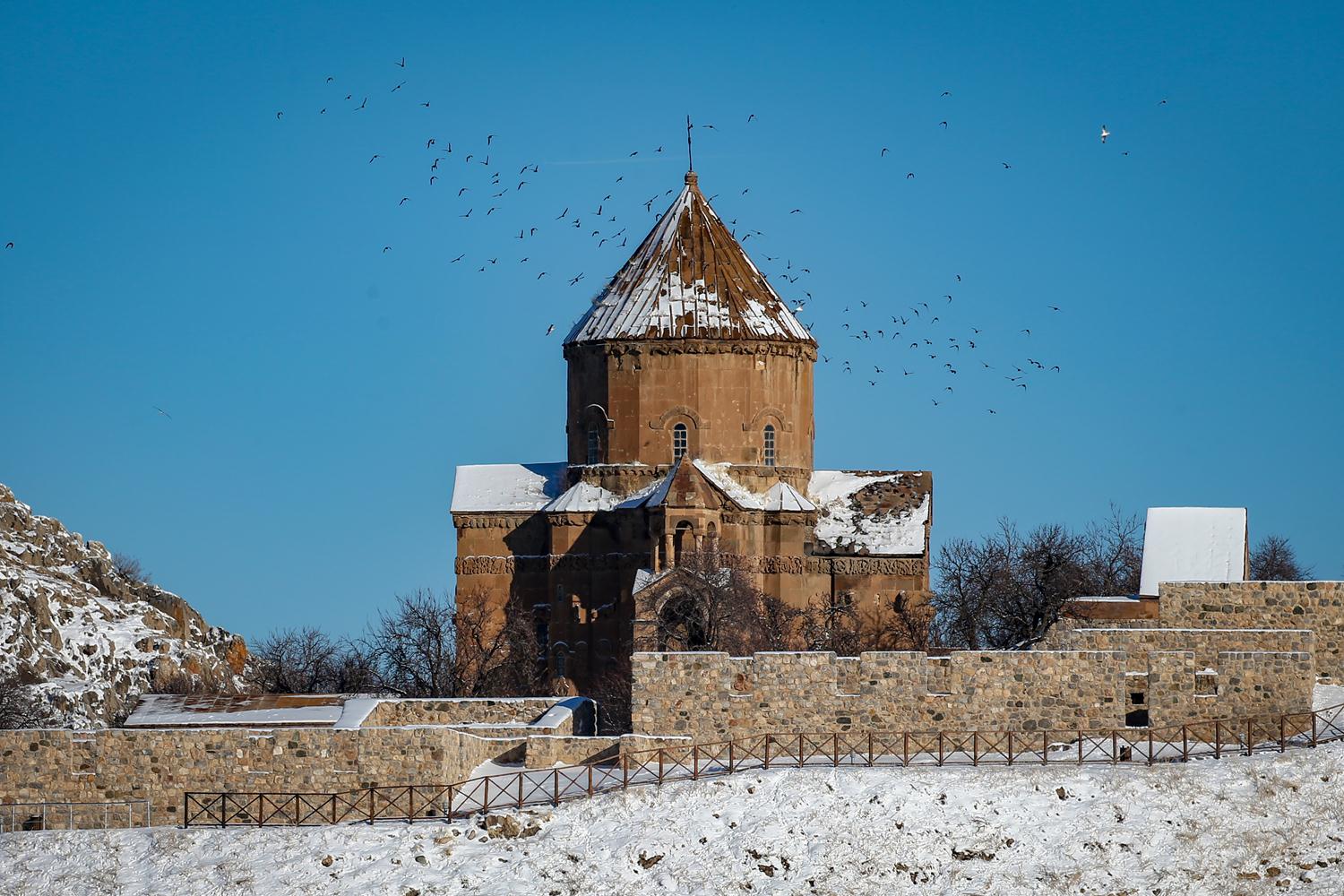''Beyaz gelinlii'' giyen Akdamar Adas ziyaretçileri büyülüyor