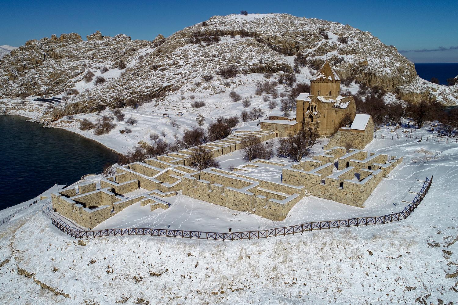 ''Beyaz gelinlii'' giyen Akdamar Adas ziyaretçileri büyülüyor