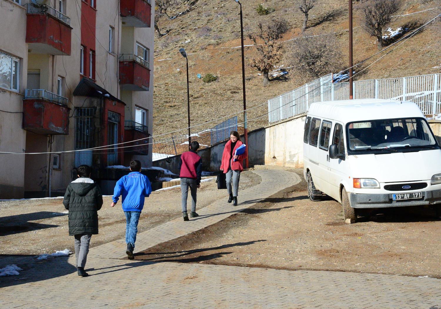 Örencilerine sürpriz doum günü partileri düzenleyen, piknik, bisiklet turu, sinema etkinlikleri organize eden Uyar, ihtiyaç duyduklar her anda örencilerin yannda yer alarak onlara destek veriyor.