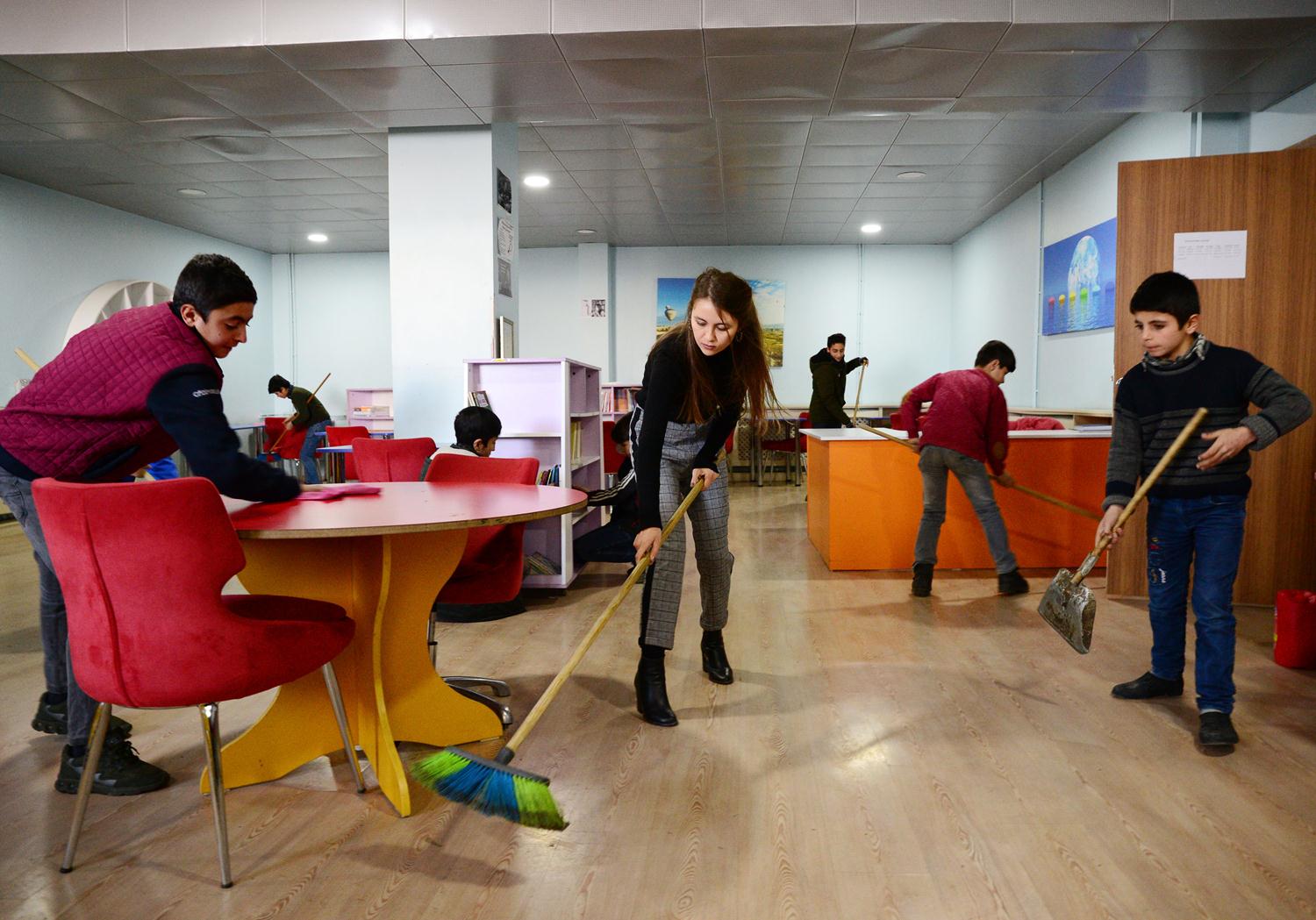 Köylerde hayat standartlarnn düük olduunu belirten Uyar, "Hep bir köy okulunda görev yapmann, çocuklara faydal olmay hayal ediyordum. Buraya atandmda çok mutlu oldum. lk defa Dou Anadolu Bölgesine geldim. Buraya geldiimde farkl duygular yaadm. Çocuklarn hepsi yeni öretmen gelmi diyerek yanma kotu. Onlara sarldm. Bu okulda hayallerimi gerçekletirmeye çalyorum. Köyde yeil alan çok fazla. Bu nedenle havalarn güzel olduu zamanlarda onlarda darda kitap okuma etkinlii düzenledik, piknik yaptk." diye konutu.