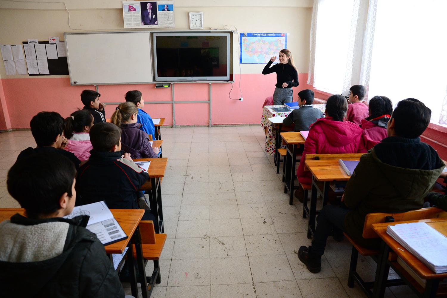 Bitlis Milli Eitim Müdürü Mehmet Emin Korkmaz ise il merkezinden uzaktaki yatl okulda görev yapan ngilizce öretmeni Meryem Uyar'n mesai kavram gözetmeden çaltn belirtti. 