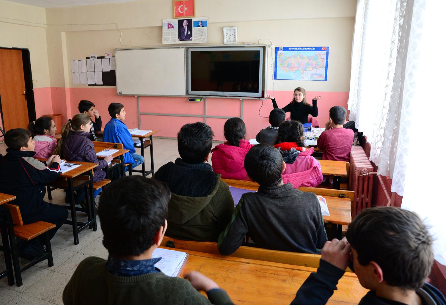 "Çocuklar burada doum günü kutlamam. lk defa doum günü partisi yaptk. Sinemaya gitmeyen örencilerimiz için akll tahtadan film izleyerek sinema gecesi yaptk. Çok keyif aldlar. Nöbetçiyken örencileri kontrol ediyorum. Üstü açk olanlar örtüyorum. 
