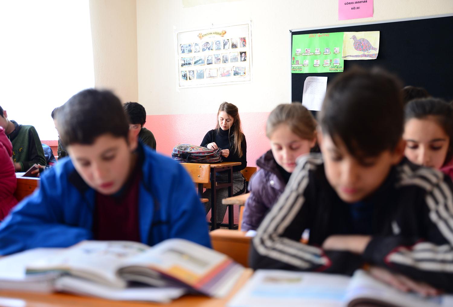 - "Her zaman köy okulu hayali kurdum"  Uyar, AA muhabirine, her zaman bir köy okulunda öretmen olmak istediini ve bundan dolay hep köylerdeki okullar tercih ettiini söyledi.