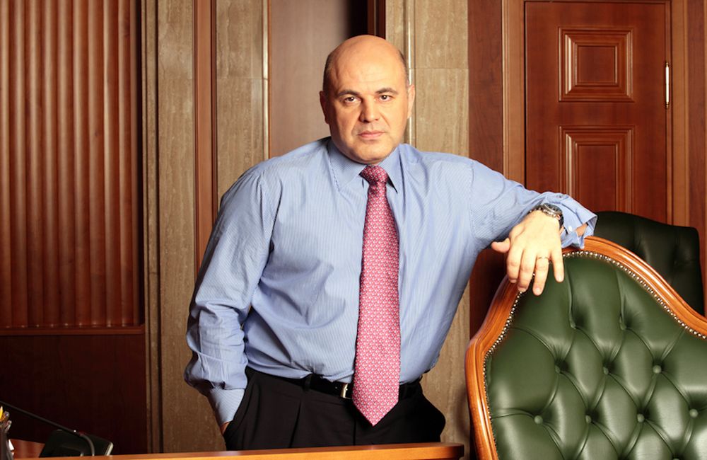 Moskova'da doan Miustin, 90'l yllar boyunca bilgisayar ve biliim sektöründe çalt ve memurluk kariyerine baladktan sonra 'vergi' hizmetine katld.