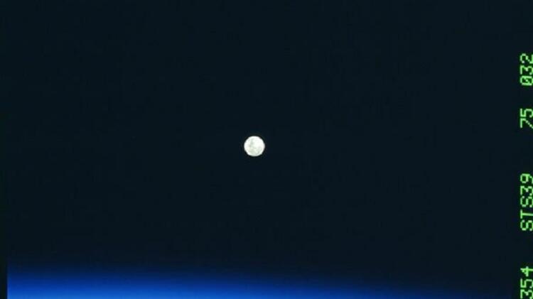                                                                 Büyüttüm ve otomatik odaklanmaya ba�lad�m ve harika bir �ey buldum. Foto�raf�n sa� alt kö�esinde siyah �im�ek UFO vard�. Daha önce bu �ekilde bir UFO görmedim. Ve yine de, orada, NASA'n�n web sitesinde yeryüzündeki gün bat�m� bulutlar�n�n üstünde duruyordu.                                                     