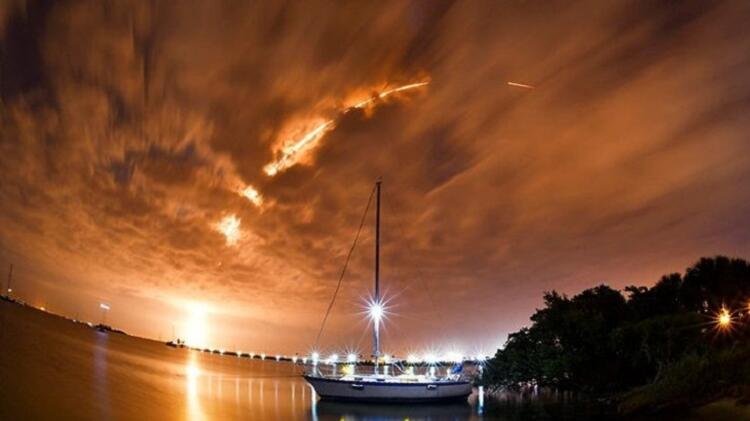                                                                 �u an için SpaceX taraf�ndan yap�lan bir aç�klama yok. Fakat videoyu izledi�iniz zaman i�aretli alandan büyük bir nesnenin geçti�ini görebilirsiniz.                                                      