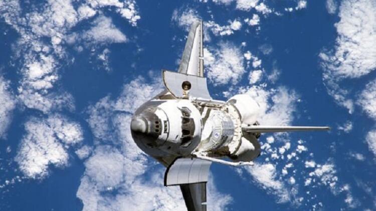                                                                 1984 y�l�nda uzaya f�rlat�lan ve Uluslararas� Uzay �stasyonunun yap�m a�amas�nda görevlendirilen Discovery Uzay Meki�i'nin çekti�i bir foto�rafta UFO oldu�u söylentileri ortaya ç�kt�.  UFO gözlemcisi Scott Waring'in aç�klamas�nda, "NASA ar�iv foto�raflar�n� ara�t�r�yordum ve Shuttle Ke�if'in bu güzel Ay foto�raf�n� gördüm. O zaman bir �ey bulaca��m� dü�ünmedim, sadece güzel bir foto�raf oldu�unu dü�ündüm.                                                      