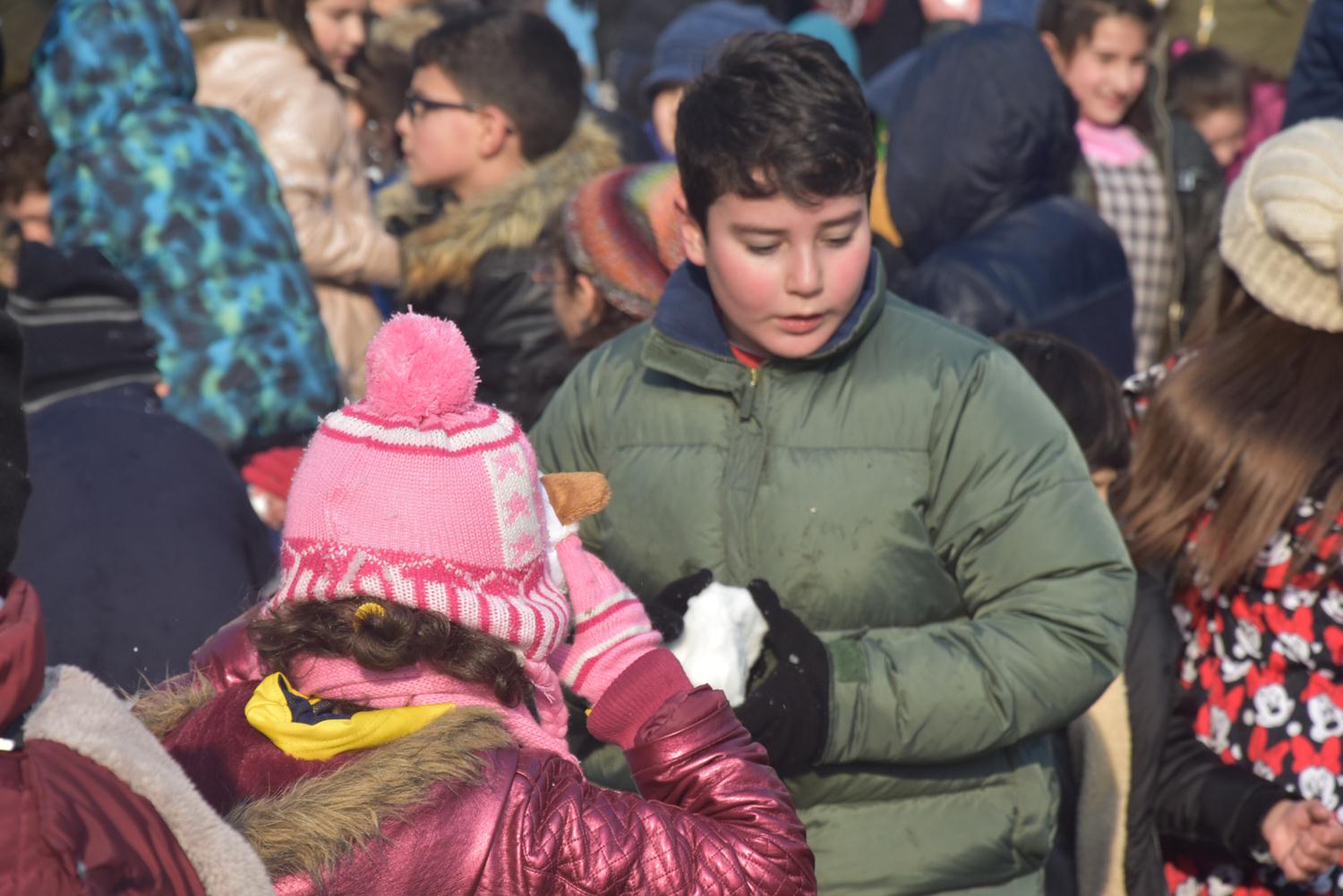"Çocuklar�n karne alaca�� bu günlerde biz de belediye olarak ö�rencilerin iste�ini k�rmayarak kamyonlarla okul bahçesine kar getirdik.